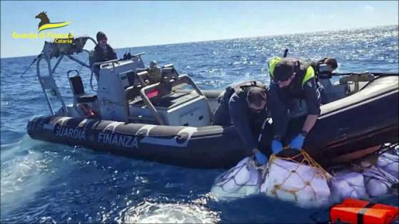 talianska policia si pripisala podareny ulovok pri pobrezi sicilie zhabala kokain za priblizne 400 milionov eur