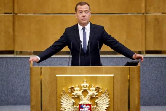 medvedev oznacil britaniu za vecneho nepriatela moskvy a vyhraza sa najmodernejsimi ruskymi zbranami
