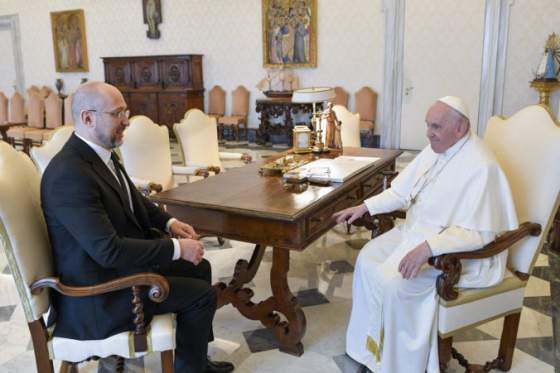 ukrajinsky premier poziadal papeza frantiska o pomoc s navratom deti ktore boli odvlecene do ruska