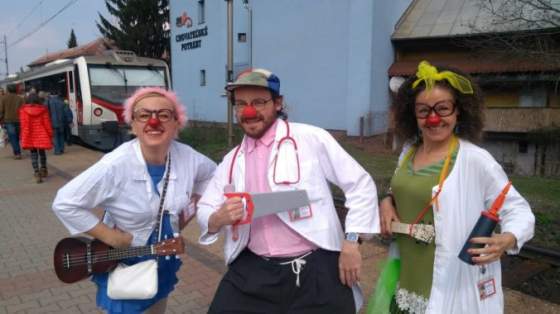 zdravotni klauni oslavuju 20 narodeniny a vyzyvaju urobte radost