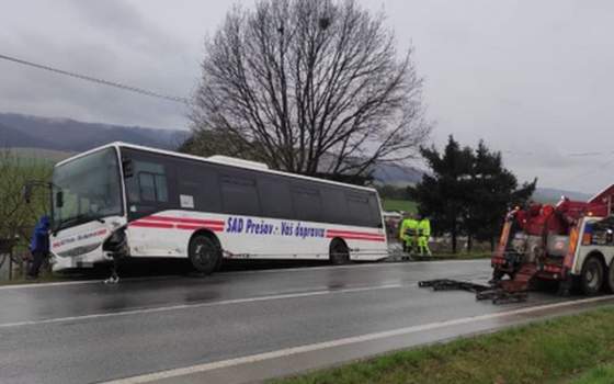 vodicka presla do protismeru a narazila do autobusu nebezpecne sa naklanal mimo cesty foto