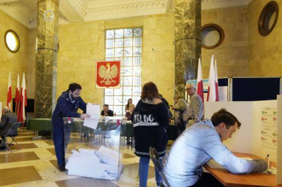 obcania v polsku si volia starostov a clenov zastupitelstiev komunalne volby predstavuju test tuskovej vlady