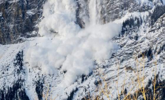 lavina v alpach pripravila o zivot troch holandskych turistov