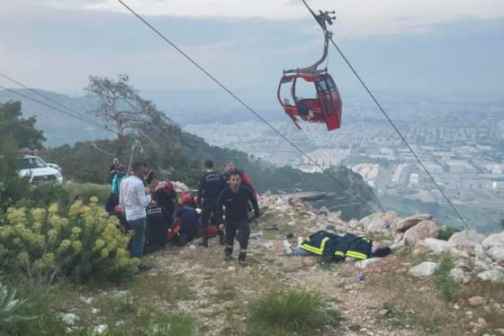v turecku zahynula jedna osoba po pade kabinky z lanovky zachranari musia vyslobodit desiatky ludi video foto