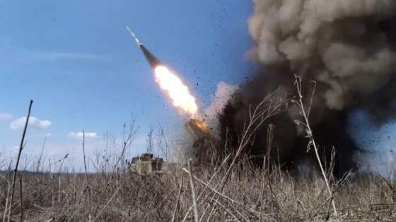 ruska armada zvysuje tlak na vycerpane ukrajinske sily vyuziva viac satelitne navadzane bomby