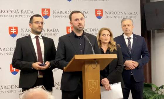 progresivne slovensko zvolava mimoriadny vybor chce riesit aroganciu prezidenta financnej spravy kissa video
