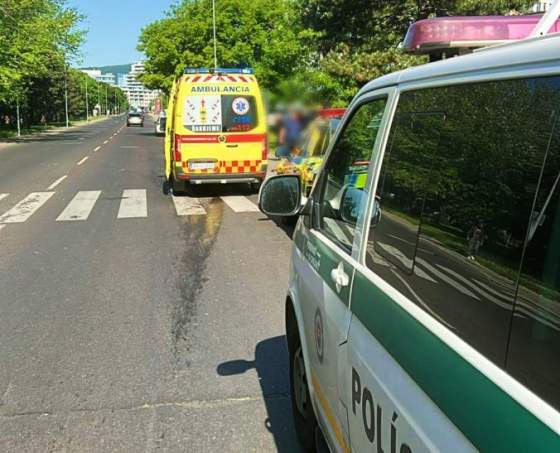 vazna dopravna nehoda v bratislave na tomasikovej ulici zrazilo auto na priechode len 16 rocne dievca