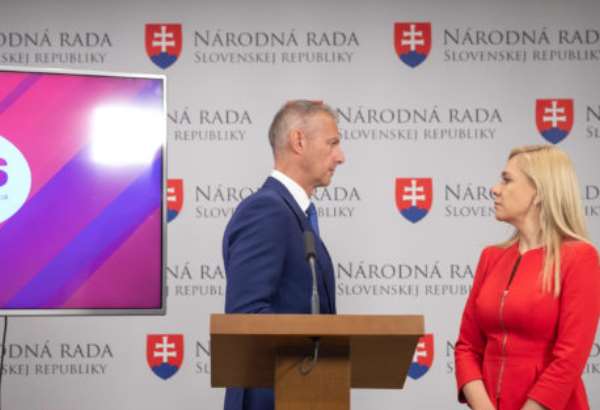 Saková alebo Raši? Slovenská politická scéna stojí pred dôležitým rozhodnutím (komentár) 