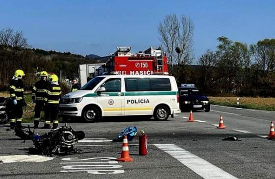 vranovska policia hlada svedkov tragickej nehody zrazku s dodavkou neprezil mlady motocyklista foto