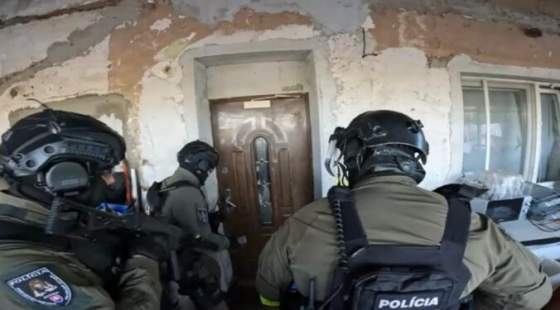 v pripade napadnutia 48 rocneho muza v trnave policia obvinila pat osob medzi utocnikmi je aj mladistva osoba