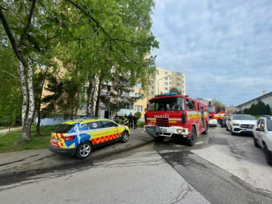 hasici zasahuju pri poziari bytu v kosiciach evakuovat museli desiatky ludi foto