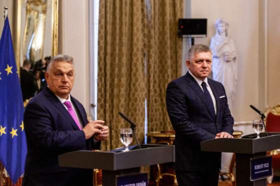 madari zaradili bratislavsky hrad pod svoju statnu hymnu korcok ziada fica aby sa ohradil voci provokaciam video