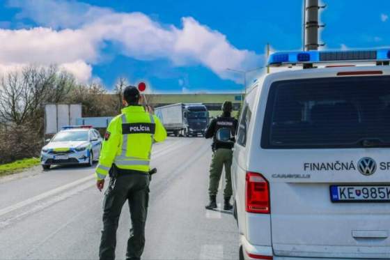 policajti pocas velkej noci posilnia dohlad nad cestnou premavkou vyzyvaju aj na respekt voci zenam a dievcatam