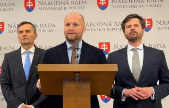 demokrati prisli so zavaznym obvinenim orban vraj na priamu ziadost fica navozil na hranicu migrantov