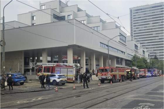 hasici zasahovali pri poziari v budove slovenskej technickej univerzity foto