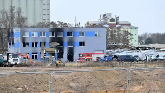 policajti odovzdali ceskym kolegom americanku ktoru budu stihat za teroristicky utok v pardubiciach