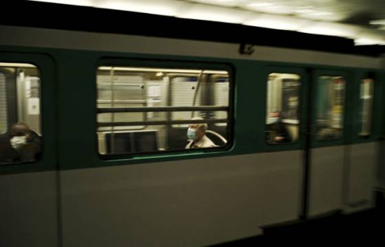 Francúzsko plánuje predĺžiť stav núdze o dva mesiace, vo verejnej doprave budú povinné rúška