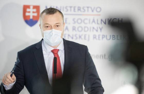 Koronavírus ovplyvní zvyšovanie príspevkov pre opatrovateľov, Krajniak navrhuje základné dávky ponechať