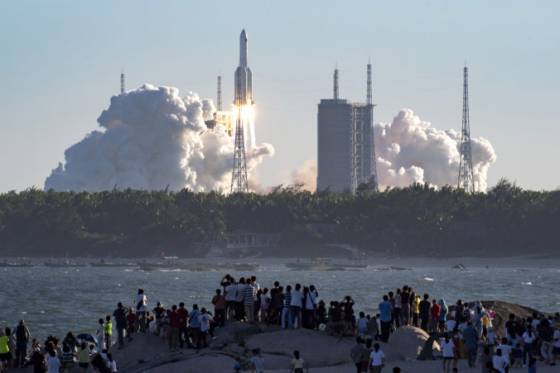 Na Zem dopadol z čínskej rakety Dlhý pochod 5B poriadny kus vesmírneho odpadu