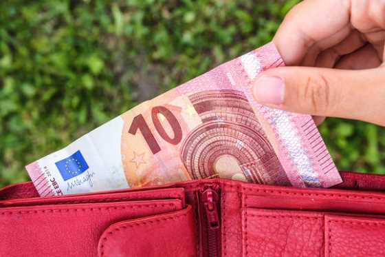Slováci plánujú pre koronakrízu podľa prieskumu míňať menej peňazí
