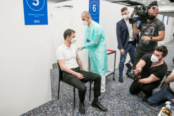 Premiér Heger dostal prvú dávku vakcíny proti koronavírusu, s tempom očkovania na Slovensku je spokojný