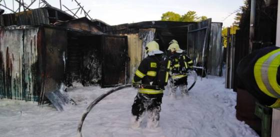 Polícia vyšetruje požiar skladu pneumatík v Podunajských Biskupiciach, škody presiahli 26-tisíc eur