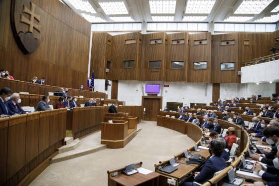 Poslanci schválili novelu zákona o hospodárskej mobilizácii, niektoré opatrenia budú platiť aj v mimoriadnej situácii