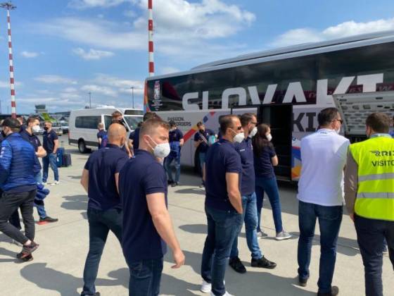 slovenski hokejisti prileteli do rigy na majstrovstva sveta caka ich patdnova karantena