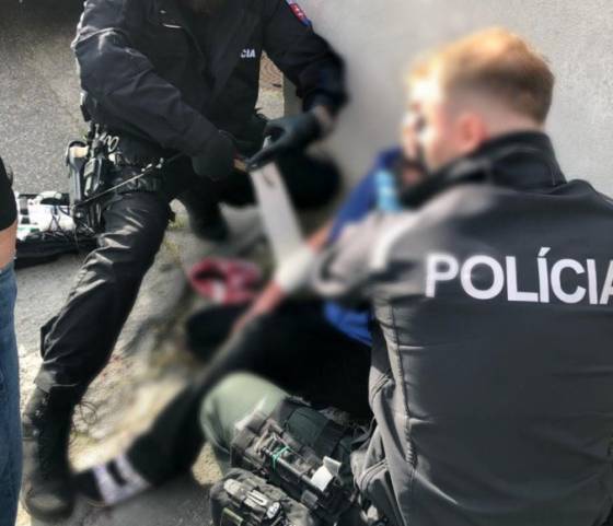 Agresívny muž napadol v uliciach Bratislavy ženu, utrpela viaceré bodno-rezné poranenia