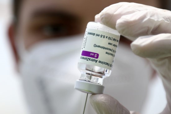 Ministerstvo zdravotníctva pozastavilo očkovanie vakcínou AstraZeneca 