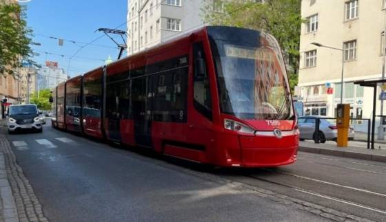 Výtržníci sa vyhrážali vodičovi električky zabitím, musel sa zamknúť v kabíne