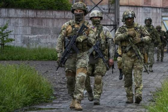 Násilie ruských vojakov v Mariupole znepokojuje aj vlastných, podľa informácií USA ľudí bijú a popravujú