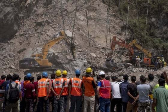 v indickom kasmire sa zrutil tunel ktory bol vo vystavbe zahynulo pritom desat robotnikov