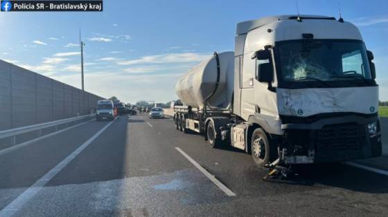 na dialnici v smere do bratislavy sa stala tragicka nehoda kamion narazil do dvoch aut foto