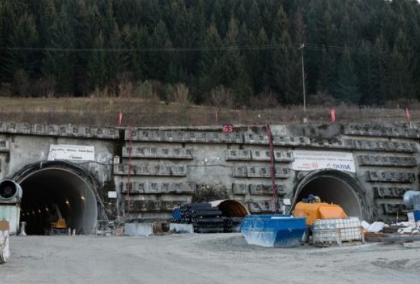 Dostavba tunela Višňové je v nedohľadne. Doležal síce nechce maľovať čerta na stenu, ale Skanske sa stavbu nepodarí dokončiť načas (video) 