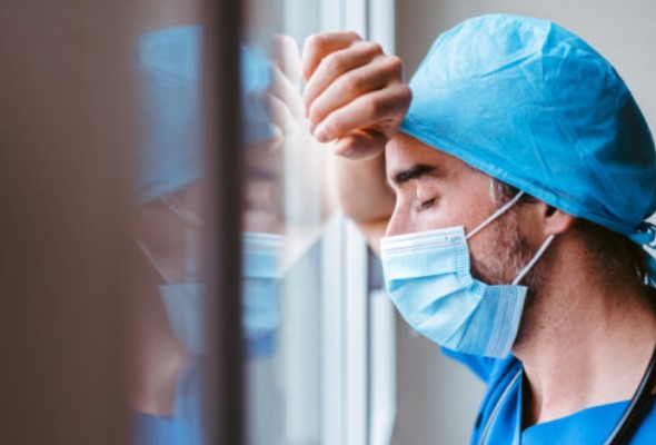 Najviac chorôb z povolania pribudlo v sektore zdravotníctva, na lekároch a sestrách sa odrazila náročná práca počas pandémie 