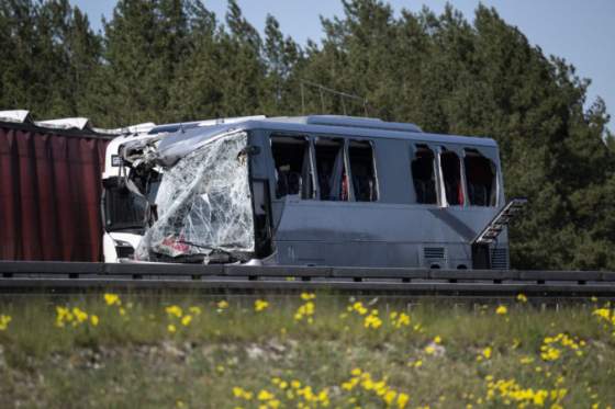 polsky autobus sa na nemeckej dialnici zrazil s nakladnym autom desiatky ludi sa zranili niekolki su vo vaznom stave