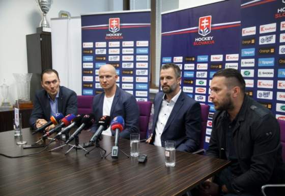 slovenske hokejove kluby nenasli konsenzus so szlh a v extralige chcu pokracovat pod vedenim phl