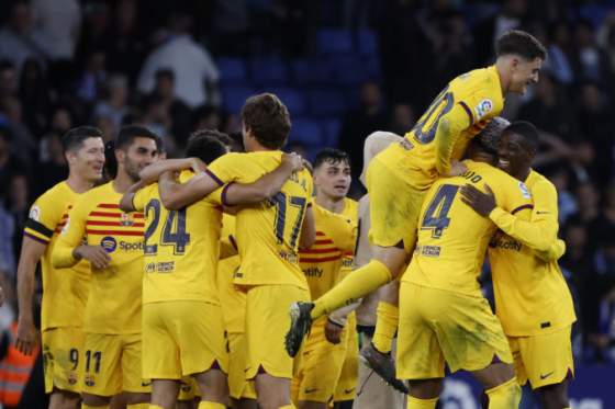 fc barcelona sa vracia na spanielsky ligovy tron rozhodol o tom triumf v mestskom derby nad espanyolom