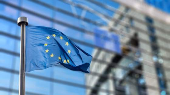 europska komisia zlepsila svoju predpoved rastu ekonomiky unie a eurozony obavy z recesie sa rozptylili
