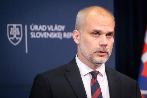 slovensko bude pokracovat v modernizacii armady a pomoci ukrajine uviedol sklenar