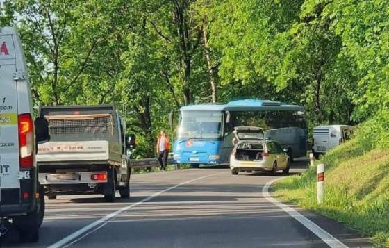 Pri zrážke auta s autobusom v Bojniciach sa zranilo dieťa (foto)