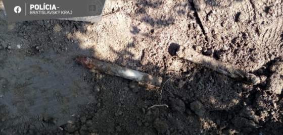 Pri výkopových prácach v Petržalke našli muníciu, evakuujú zdravotné stredisko (foto)