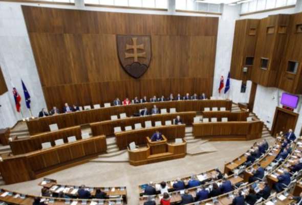 slovenski poslanci su v predkladani navrhov zakonov usilovnejsi nez v inych krajinach co to znamena