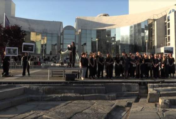 na proteste netreba nam netrebko sa zislo niekolko stoviek ludi odmietli koncert spevacky ktora podporovala putina video