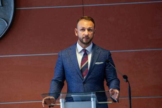 estokovo ministerstvo planuje nakup az 115 tisic pocitacov uhp navrhuje ako by sa mohlo usetrit az 80 milionov eur