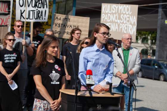 studenti protestuju pred stvr prenos z vyberoveho konania na generalneho riaditela pocuvaju na rozkladacich stolickach