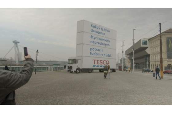 tesco kazdy tyzden daruje 110 ton potravin upozornuje na to netradicnym sposobom obrovskymi kamionmi v centrach miest