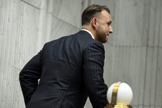 estokovo ministerstvo stale pracuje na zabezpeceni nehnutelnosti pre troch najvyssich ustavnych cinitelov