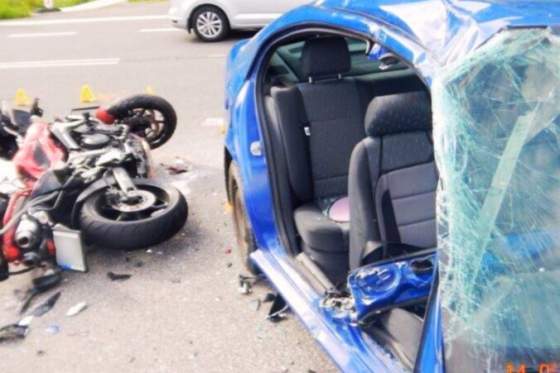 osobne auto nedalo prednost motocyklu nehoda si vyziadala tazko zranenych foto